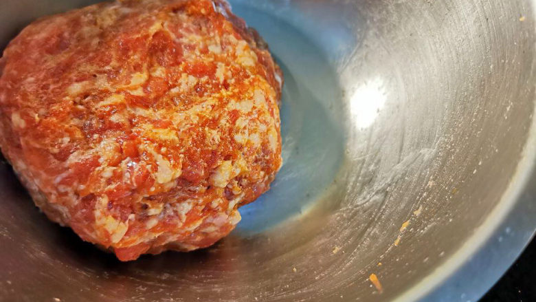肉馅鸡蛋卷,加入肉馅搅打上劲