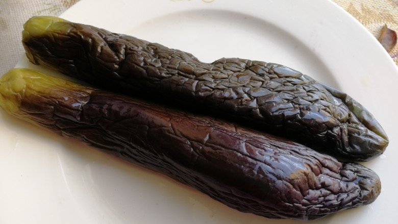 茄子盖浇饭,大约蒸7分钟,蒸熟。