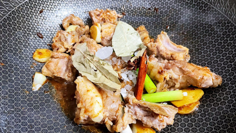 酱香排骨,加入<a style='color:red;display:inline-block;' href='/shicai/ 695'>八角</a>、<a style='color:red;display:inline-block;' href='/shicai/ 710'>桂皮</a>、<a style='color:red;display:inline-block;' href='/shicai/ 741'>香叶</a>，炒出香味