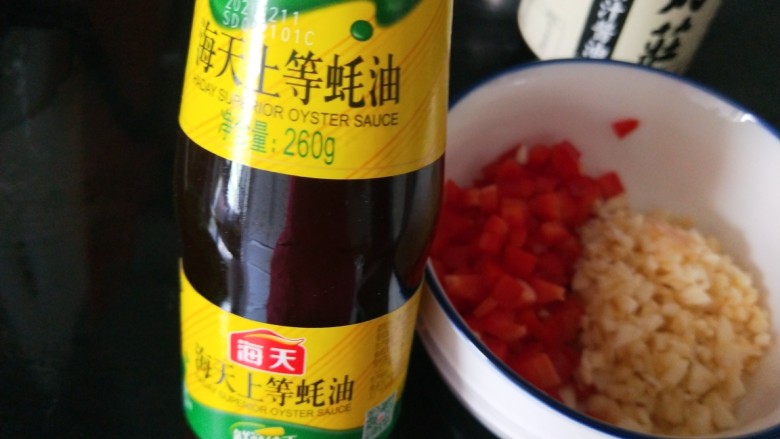 蒜蓉粉丝蒸丝瓜,准备耗油,生抽。