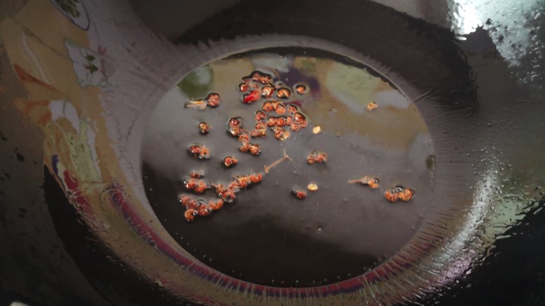醋溜绿豆芽,热锅放油,放花椒炒出香味