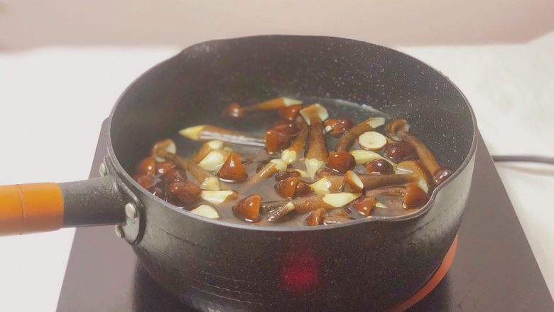 鸡枞菌炒肉,另外起锅放入洗干净的菌菇(我习惯煮菌菇类都有焯烫一下)