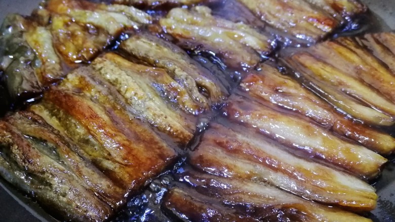 茄子盖浇饭,文火把汁收浓稠,让茄子入味。