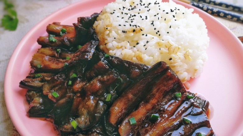 茄子盖浇饭,铺上茄子,洒上适量葱花,淋上点浓汁,