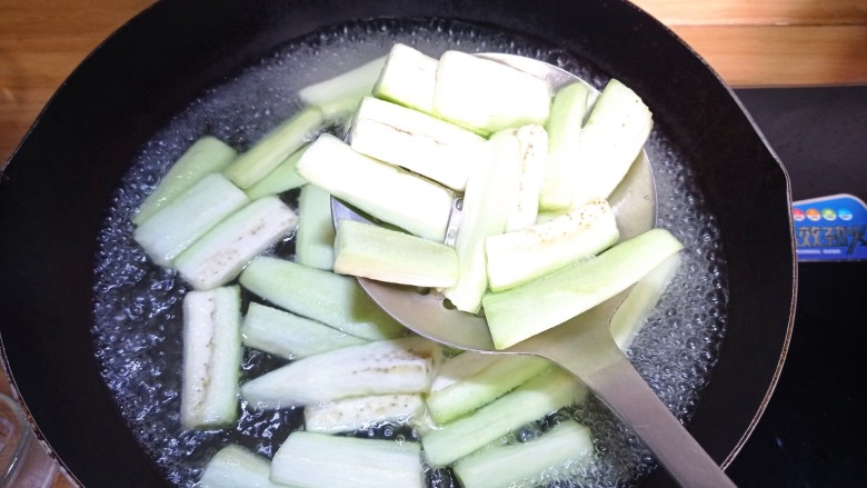 茄子盖浇饭,焯一分钟捞出