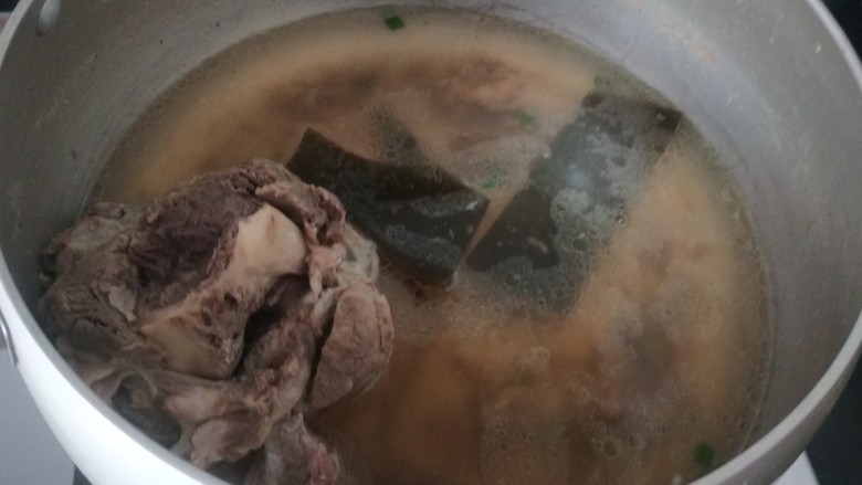 蒜蓉粉丝蒸丝瓜,加入一勺骨汤,在倒入料汁。