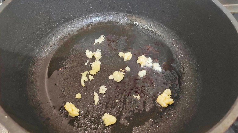 蚝油油麦菜,锅中加入食用油,然后加入蒜末炒出香味