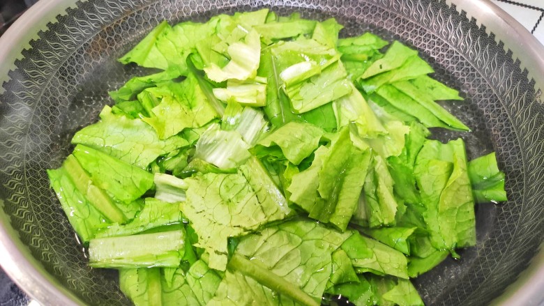 蚝油油麦菜,锅中加入适量清水煮至沸腾以后,加入少许盐和少许油,把切好的油麦菜放入锅中