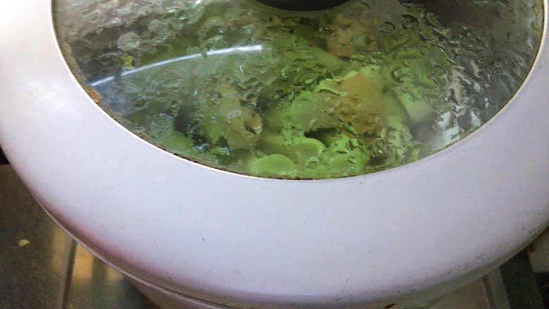 蒜蓉粉丝蒸丝瓜,沸水烧开上汽,入锅中蒸8~10分钟左右