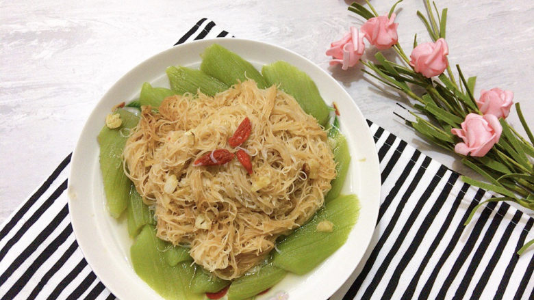 蒜蓉粉丝蒸丝瓜,平铺在丝瓜之上,再蒸1~2分钟即可食用