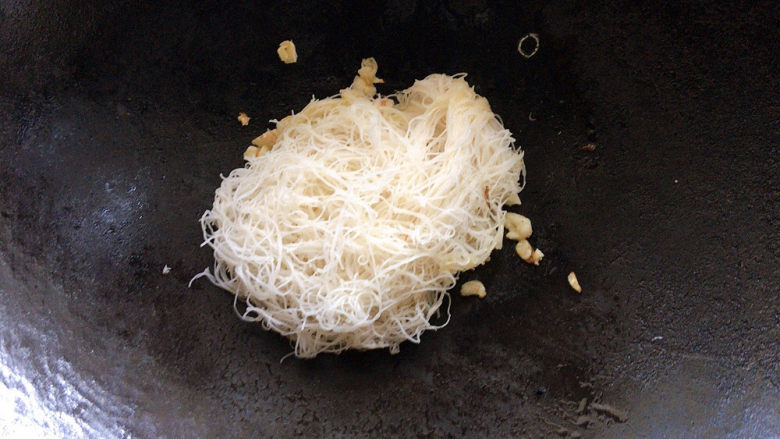 蒜蓉粉丝蒸丝瓜,米粉丝烫一烫,加入锅中