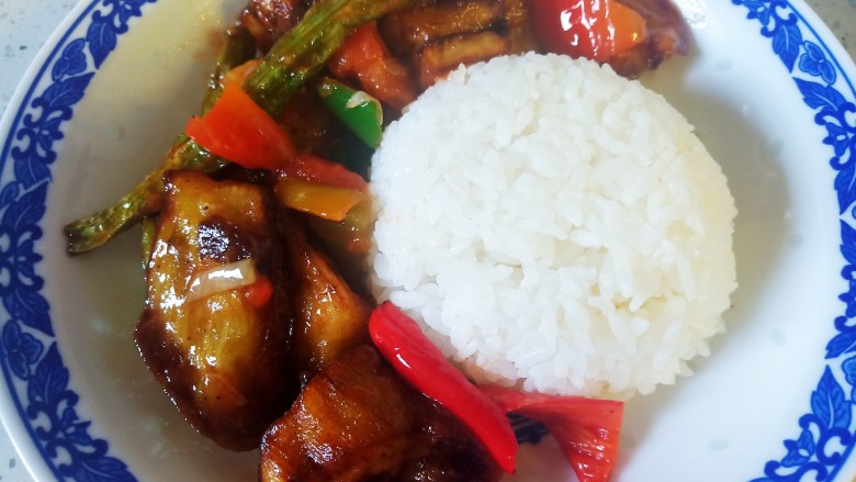 茄子盖浇饭,盛一碗米饭装盘,浇上做好的菜品。