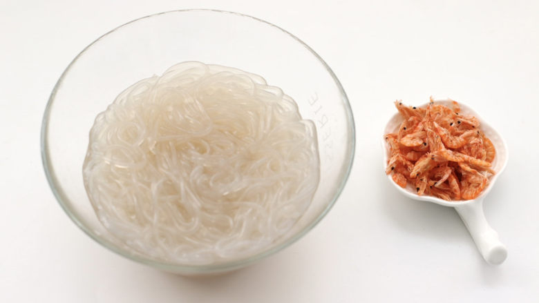 包菜炒粉丝,<a style='color:red;display:inline-block;' href='/shicai/ 525'>粉条</a>用温水泡发至软,磷虾干冲洗干净。