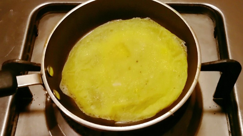 肉馅鸡蛋卷,平底锅刷薄薄一层食用油烧热,倒入鸡蛋液摊成鸡蛋饼,定型后翻另一面。