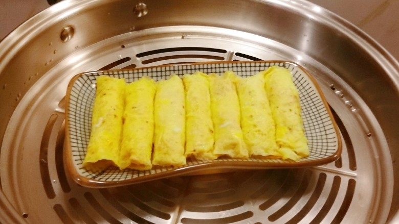 肉馅鸡蛋卷,放入蒸锅蒸熟,水开后蒸12分钟。