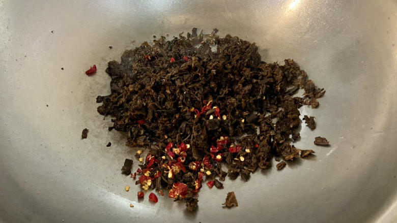 梅干菜肉饼➕记忆里的烟火气,加入梅干菜小米辣,中小火炒干水分炒香