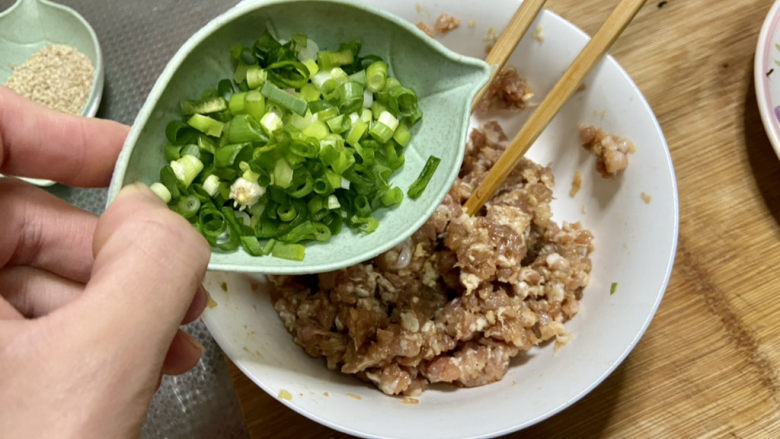 梅干菜肉饼➕记忆里的烟火气,调味的肉末里加入葱末，葱一般包之前才放，放太早会有葱臭