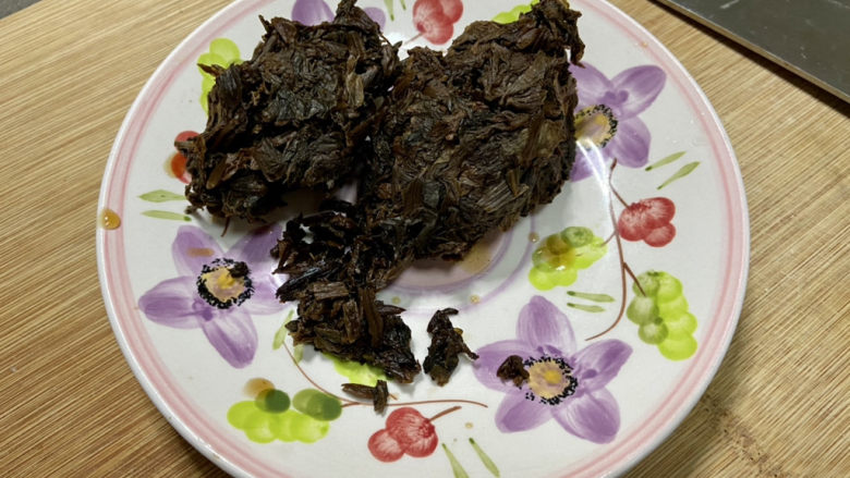 梅干菜肉饼➕记忆里的烟火气,泡发好的梅干菜淘洗干净,有的梅干菜可能有沙子,挤干水分