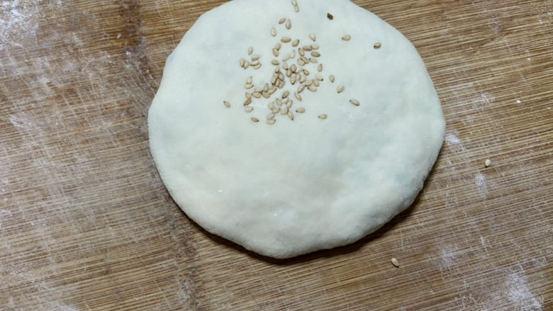 梅干菜肉饼➕记忆里的烟火气,撒少许熟白芝麻,按扁