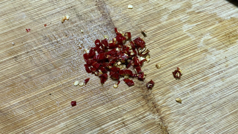 梅干菜肉饼➕记忆里的烟火气,我还准备了两个小米辣,洗净切末,怕辣的小伙伴可以不放