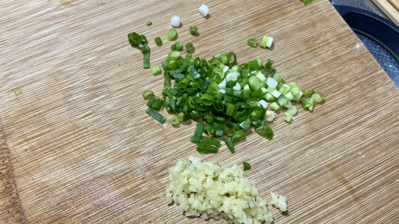 梅干菜肉饼➕记忆里的烟火气,小葱切末,姜切末