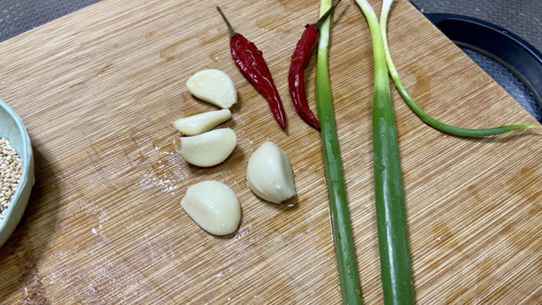 凉拌魔芋丝,小葱择好洗净,蒜剥皮,小米辣洗净