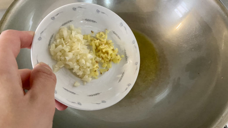酸辣娃娃菜➕虾皮酸辣素炒娃娃菜,热锅冷油,下蒜末姜丝,小火煸香