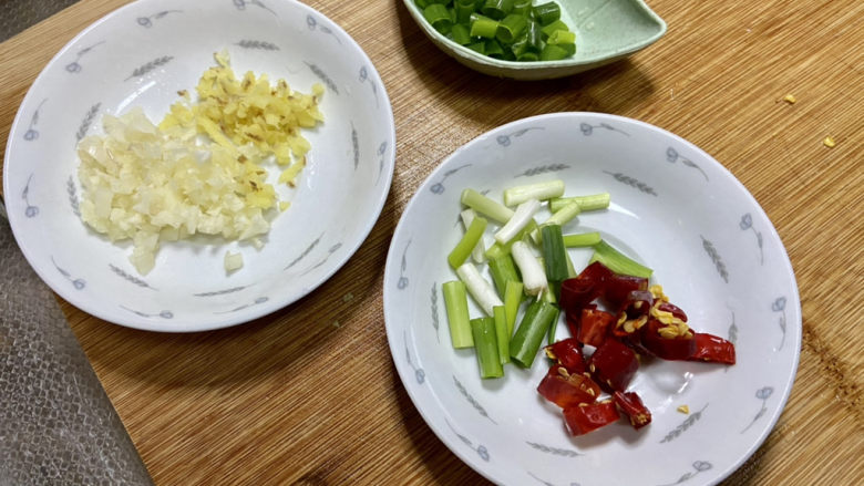 酸辣娃娃菜➕虾皮酸辣素炒娃娃菜,蒜切末,姜切丝,葱白切段,葱绿切末,干辣椒切段