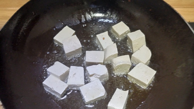红烧鱼豆腐,放入豆腐煎炸,两面金黄
