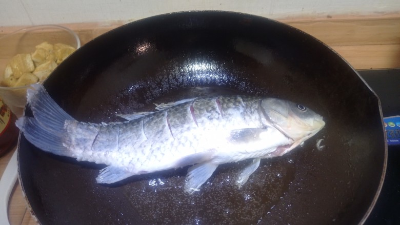 红烧鱼豆腐,锅内留油,放入鲫鱼