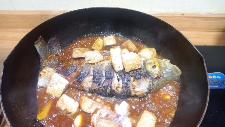 红烧鱼豆腐,放入豆腐,大火收汁即可