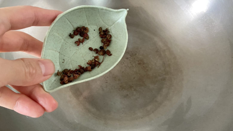 醋溜绿豆芽,热锅冷油,加入花椒,小火煸香,沥油盛出