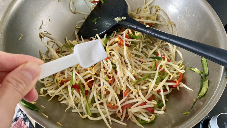 醋溜绿豆芽,尝下咸淡,根据自己口味添加少许盐,翻炒均匀定味出锅