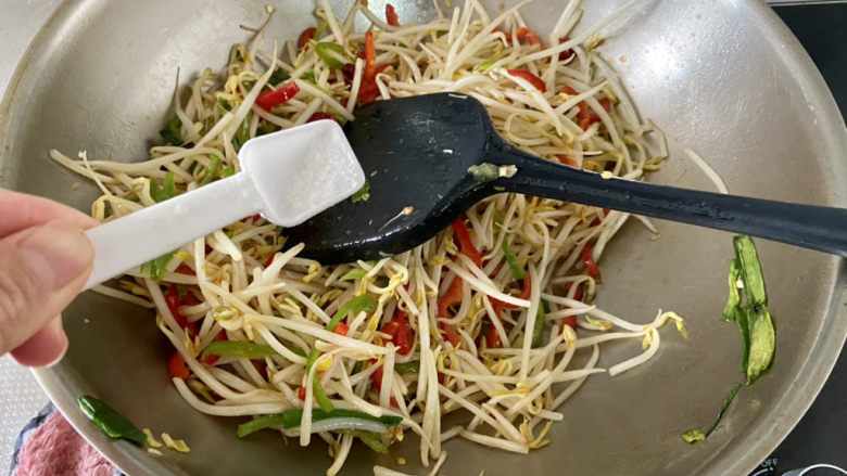 醋溜绿豆芽,半茶匙<a style='color:red;display:inline-block;' href='/shicai/ 3729'>白糖</a>,