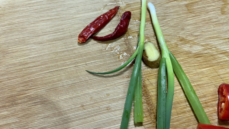 醋溜绿豆芽,小葱择好洗净,姜搓洗干净,干辣辣洗净