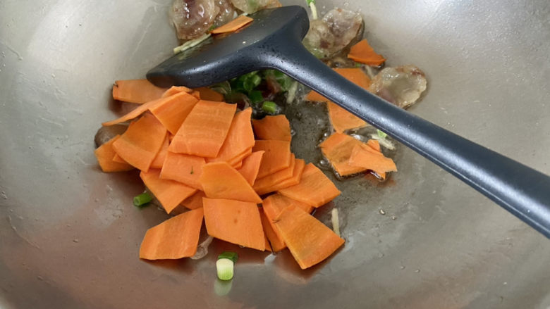 家常挂面➕平菇香肠面,加入胡萝卜片,中火煸炒半分钟
