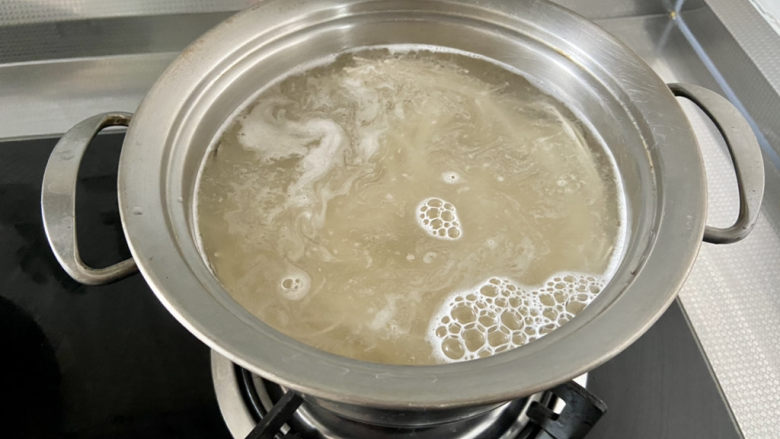 家常挂面➕平菇香肠面,坐锅烧水,水开下面条