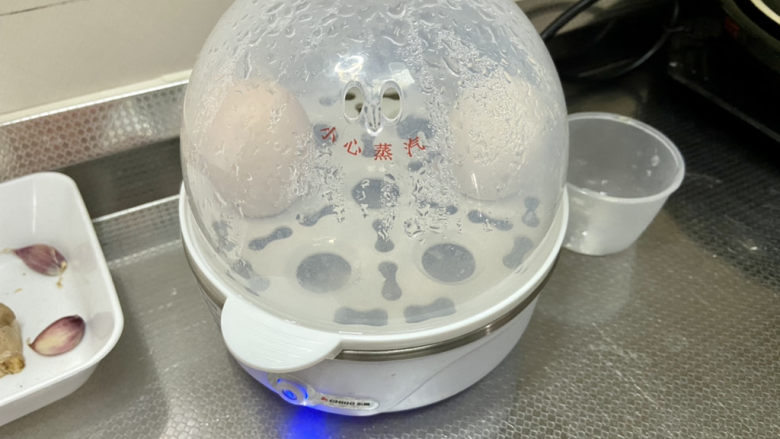 家常挂面➕平菇香肠面,鸡蛋上蒸蛋器,蒸熟