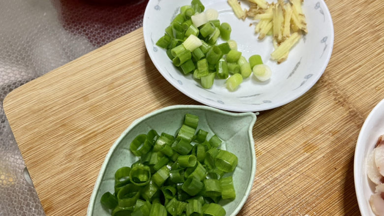 家常挂面➕平菇香肠面,小葱切末葱白葱叶分开,姜切丝