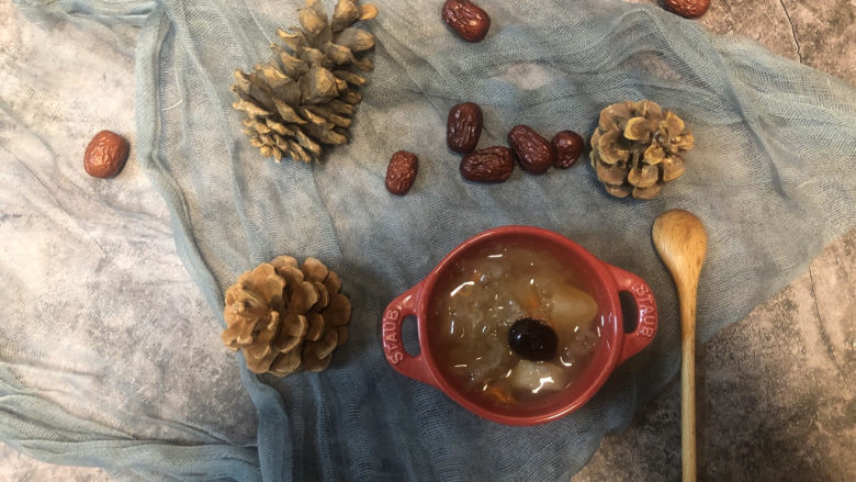 美容养颜银耳汤,至少焖煮40分钟后关火,利用余温继续焖一会,直至晾至微凉即可食用。一顿吃不了的可以装入保鲜盒中放入冰箱冷藏,口感更加清爽,但是建议尽快食用完。