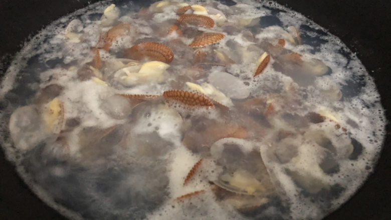 葱油花蛤,煮二分钟左右,壳开就可以了