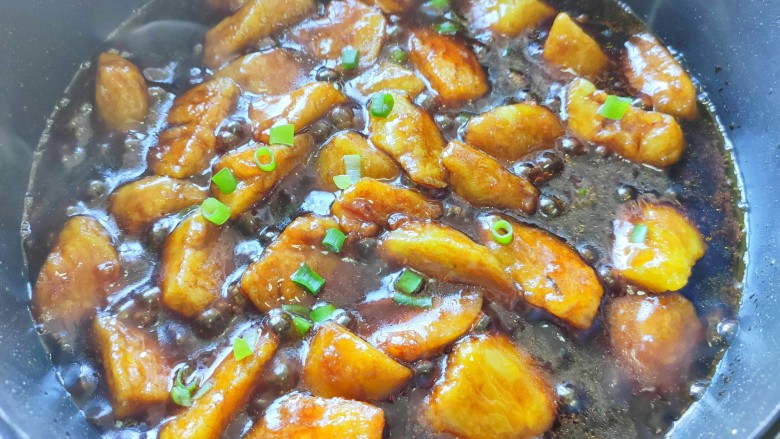 茄子盖浇饭,盖锅盖,焖三分钟