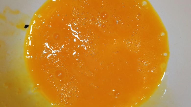 包菜炒粉丝,<a style='color:red;display:inline-block;' href='/shicai/ 9'>鸡蛋</a>两个,加少许食盐把它打散
