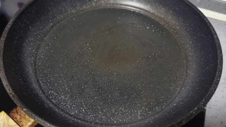 紫菜饼,平底锅用油润一下,中火