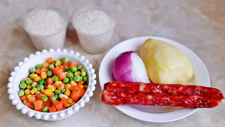 什锦香肠焖饭,准备食材,量可以根据个人胃口增减,我这个3-4人的量。