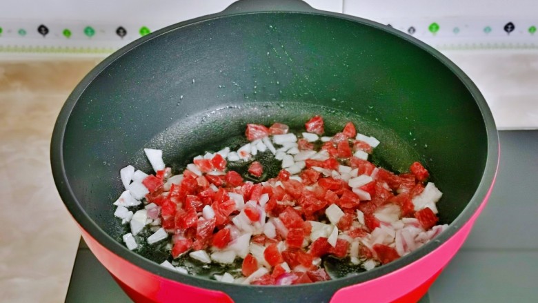 什锦香肠焖饭,起油锅,加入洋葱煸炒再加入肠丁。