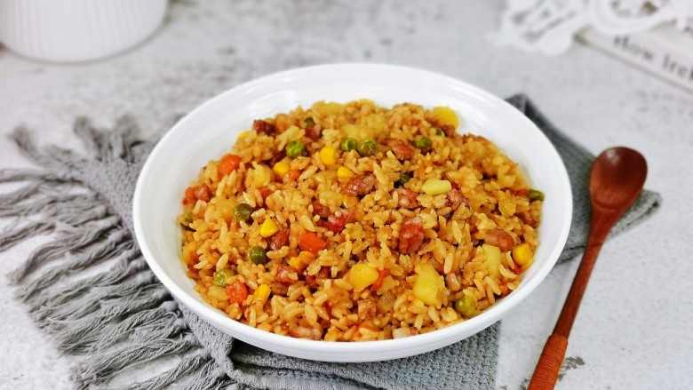 什锦香肠焖饭,盛出即可食用,色香味俱全。