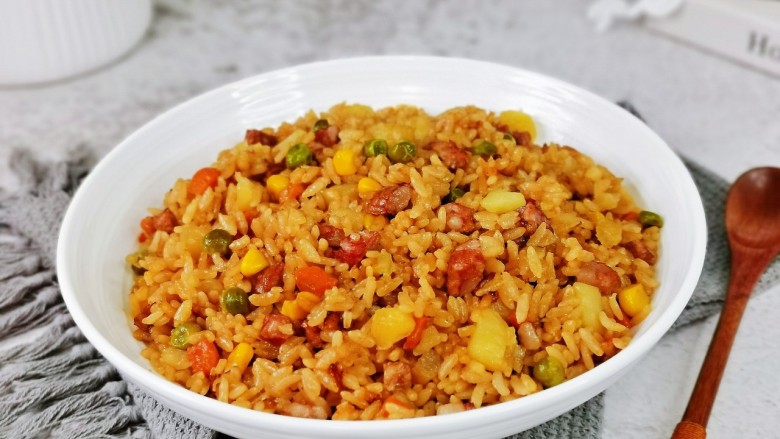 什锦香肠焖饭,好吃又营养,我家宝贝一口气吃了两碗。