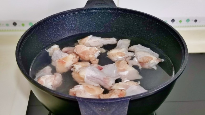 香烤翅根,冷水下锅,大火烧开后煮2分钟捞出用温水冲洗干净。