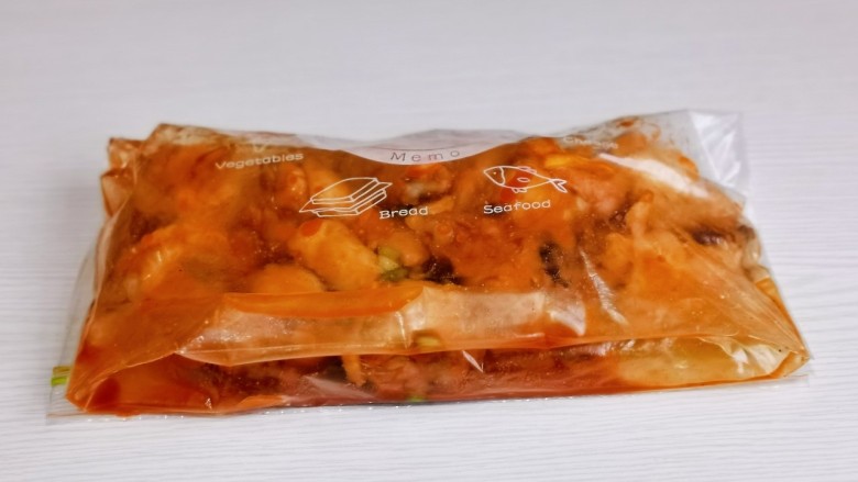 香烤翅根,放入食品袋中腌制4小时以上,我放冰箱腌制了一夜。